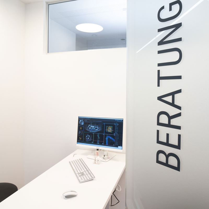 Beratungsraum der Zahnarztpraxis Englmann mit Bildschirm für digitale Diagnostik